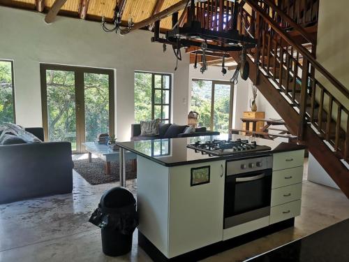 Cheerful 3 Bedroom Cottage with Private Beach in 哈加哈加
