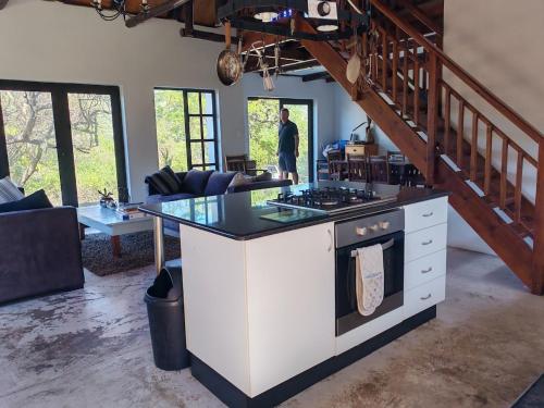 Cheerful 3 Bedroom Cottage with Private Beach in 哈加哈加
