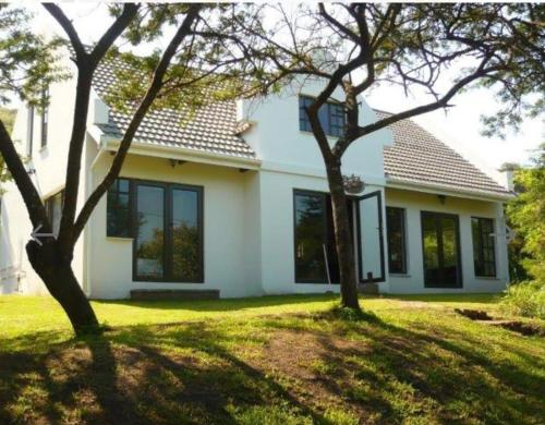 Cheerful 3 Bedroom Cottage with Private Beach in 哈加哈加