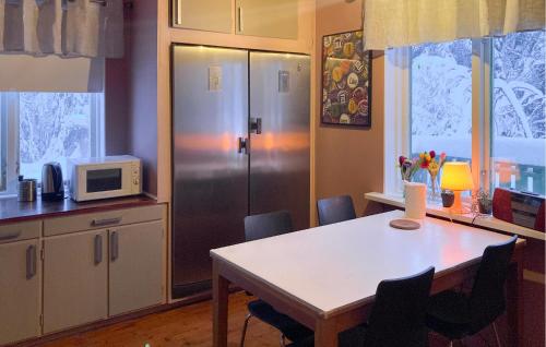 주방, 3 Bedroom Pet Friendly Home In Kristineberg in 보름셀레