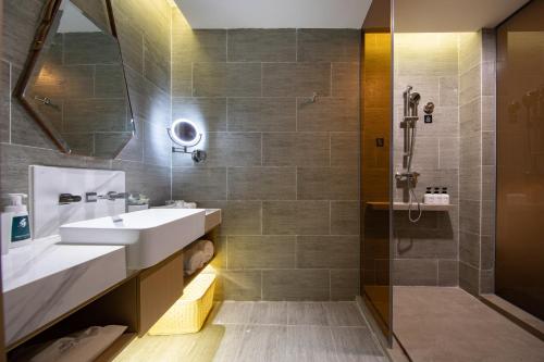 room detail thumbnail 2