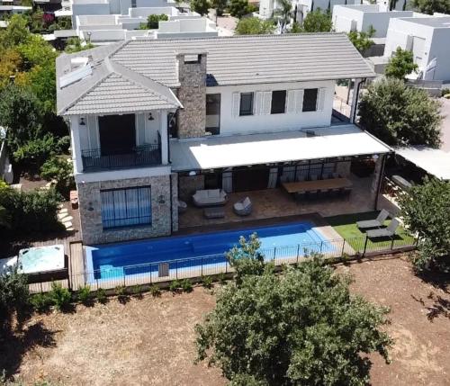 숙소 외관, Casa del Barone - וילה יוקרתית עם בריכה פרטית in 크파르 타보르