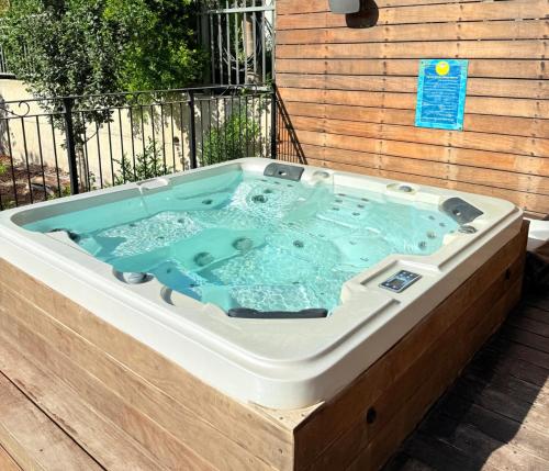 온수 욕조, Casa del Barone - וילה יוקרתית עם בריכה פרטית in 크파르 타보르