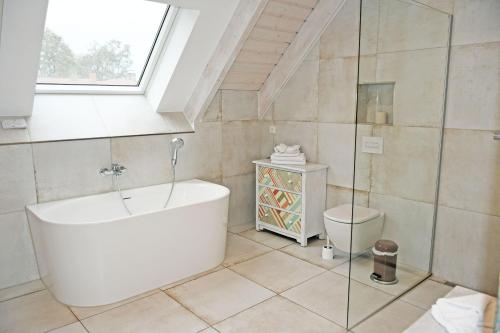 schöne Maisonette-Ferienwohnung am Selliner See mit Terrasse - image 2