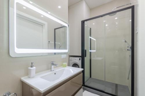 21-285 Central Park John McCain 7 Kyiv centre stunning city view 15 kW backup power Petrovdom Apartment - image 2