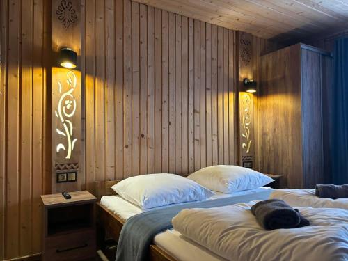 2 twin beds