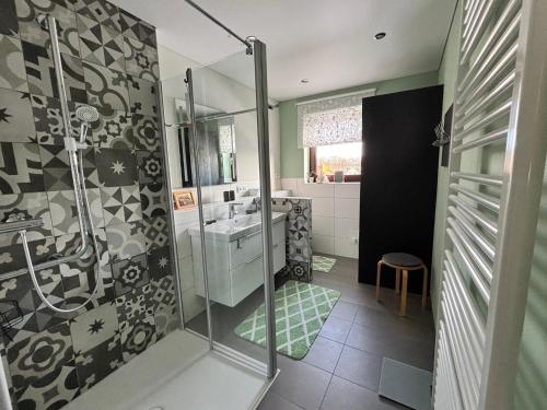 淋浴間, Ferienwohnung Grüne Oase (Ferienwohnung Grune Oase) in 比紹夫斯海姆a.d.力弘