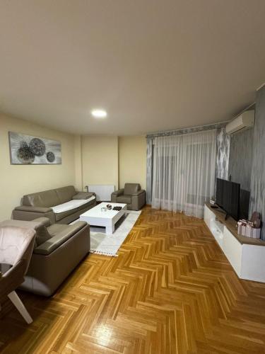 Large 2BR Apartment - 6 Guests