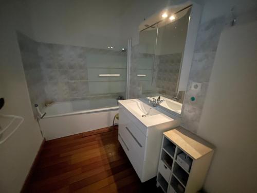 Grande Chambre avec parking possible en supplément, BORDEAUX BASTIDE