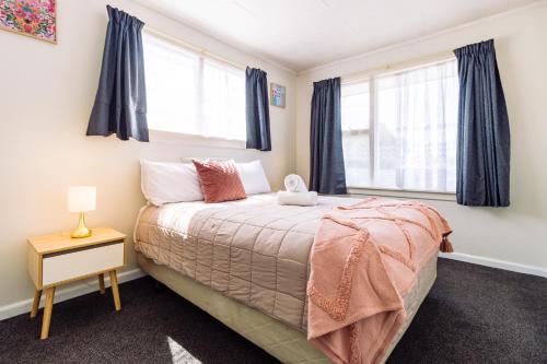 1 queen bed, 1 sofa bed