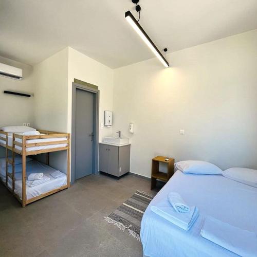 1 double bed, 1 bunk bed