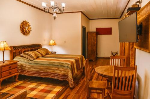 1 queen bed, 3 twin beds