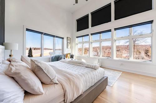 Modern Lakeview Home with Private Dock Sleeps 5 in Roxbury Township (NJ)