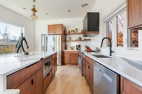 Modern Lakeview Home with Private Dock Sleeps 5 in Roxbury Township (NJ)
