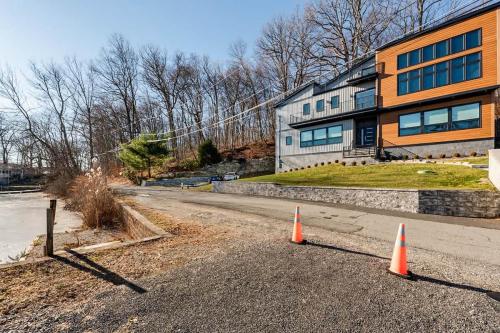 Modern Lakeview Home with Private Dock Sleeps 5 in Roxbury Township (NJ)