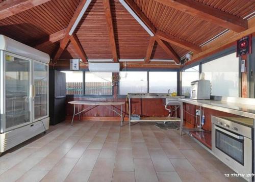 virtuve, אחוזת ציון - 6 בקתות חלומיות עם בריכה מחוממת ומקורה במתחם in Hazon