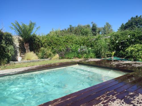 Maison calme, piscine chauffée et jardin plein sud gîte à louer Noyalo