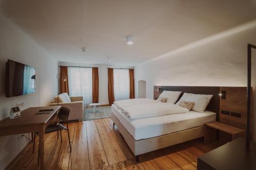 1 queen bed, 1 sofa bed