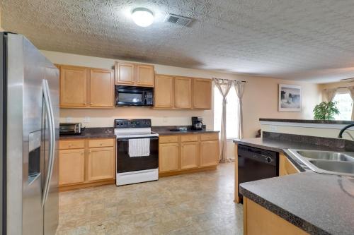 Suburban Atlanta Vacation Home - 20 Mi to Downtown in 聯合市
