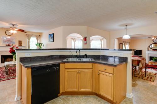 Suburban Atlanta Vacation Home - 20 Mi to Downtown in 聯合市