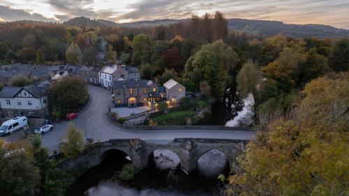 Riverside, Family Friendly Home on the River Derwent with Hot Tub, 10 guests – khách sạn tại Darley Bridge