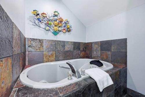Coastal Luxe Retreat - Heated Pool & Spa - Games in Hilton Head Island (SC)