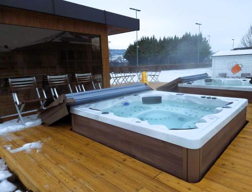 Hot tub, Szepia Bio and Art Hotel in Zsambek