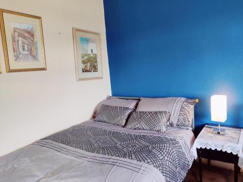 Sherlock's House --Melbourne 4 BR sleep 9 Privet free parking x 3 vans Super WiFi Large dinning table and comfy chairs Enclose rear garden Flexible comfy home for contractors Family with children Business Relocators Dogs welcome gîte à louer Ramada Burton On Trent