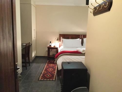 Twin/Double Room image 4
