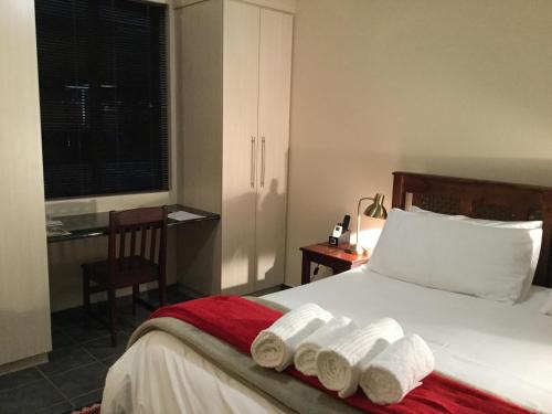 Twin/Double Room image 3