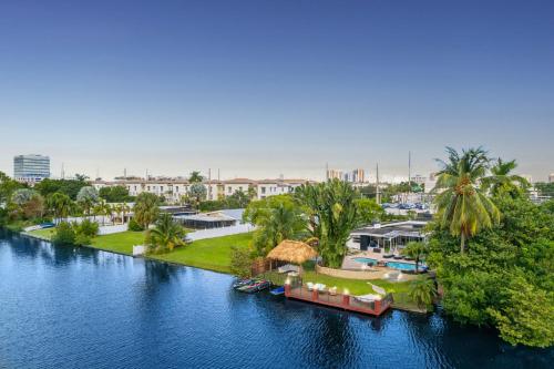 Waterfront Jungle House Firepit Sunset and more! in Miami, USA