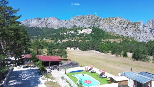 ZEcamping 2 étoiles avec piscine restaurant vue sur le village de Saint Auban