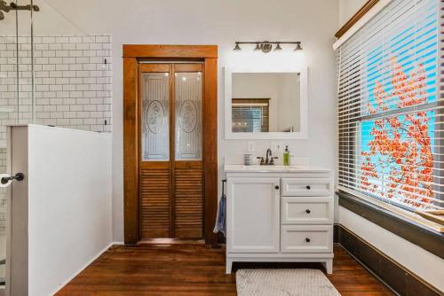 Vannituba, Historic Charm: Spacious 4BR Retreat Sleeps 11 - Holiday Home in Grandview (MO)
