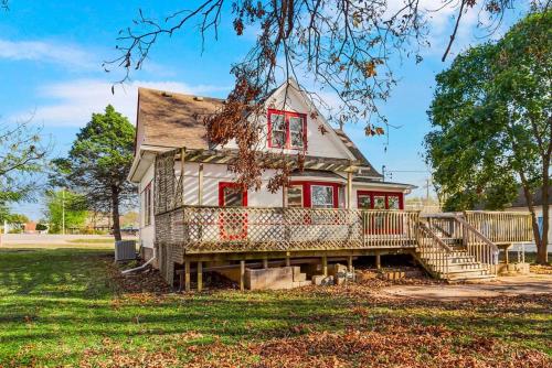 Hotelli välisilme, Historic Charm: Spacious 4BR Retreat Sleeps 11 - Holiday Home in Grandview (MO)