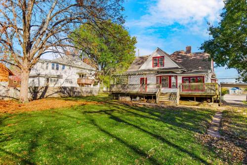 Vaade, Historic Charm: Spacious 4BR Retreat Sleeps 11 - Holiday Home in Grandview (MO)
