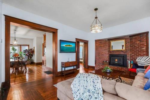 Historic Charm: Spacious 4BR Retreat Sleeps 11 - Holiday Home in Grandview (MO)
