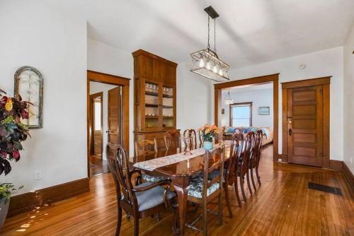 Seadmed, Historic Charm: Spacious 4BR Retreat Sleeps 11 - Holiday Home in Grandview (MO)