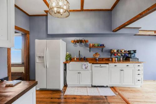 köök, Historic Charm: Spacious 4BR Retreat Sleeps 11 - Holiday Home in Grandview (MO)