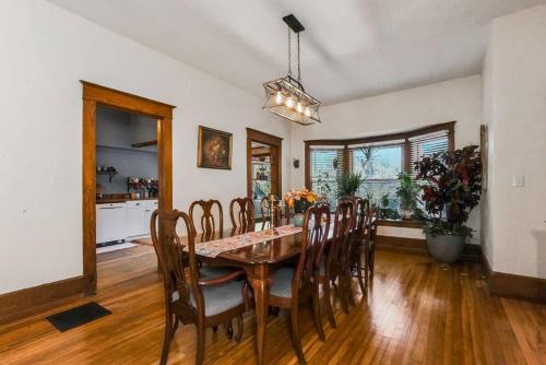 Seadmed, Historic Charm: Spacious 4BR Retreat Sleeps 11 - Holiday Home in Grandview (MO)