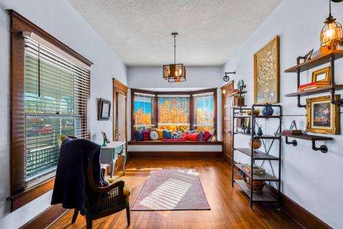 Külalistetuba, Historic Charm: Spacious 4BR Retreat Sleeps 11 - Holiday Home in Grandview (MO)