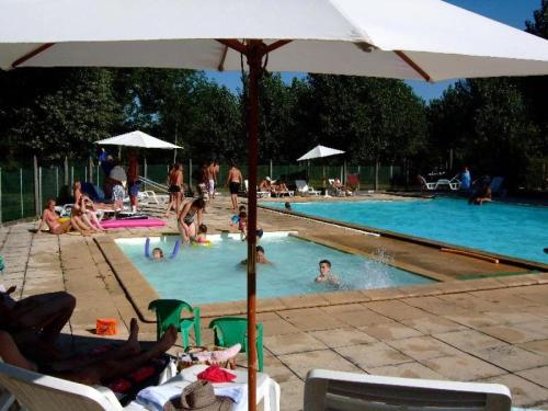 ZEcamping 2 piscine et pataugeoire snack restaurant et soirée animées – khách sạn tại Saint-Sozy