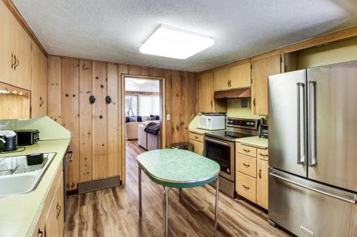 Kitchen, Rice Lake Lodge and Cabin with Dock Fire Pit Views in Brainerd (MN)