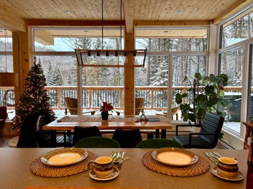 Luxe Mountain Escape - Hot Tub - Fireplace - Cozy in Saint Adolphe D'Howard (QC)