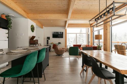 Luxe Mountain Escape - Hot Tub - Fireplace - Cozy in Saint Adolphe D'Howard (QC)