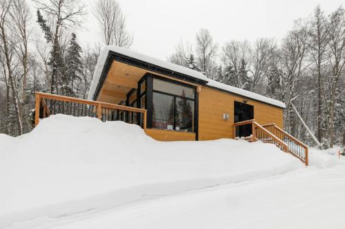 Luxe Mountain Escape - Hot Tub - Fireplace - Cozy in Saint Adolphe D'Howard (QC)