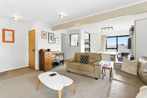 Homely 3BR Mt Eden Townhouse with Parking – khách sạn tại Mount Eden