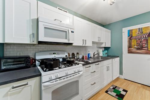 Downtown Atlanta 3BR Condo Pool Access Near Stadium & Arena - image 3