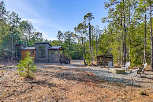 Fire Pit, Deck! Modern Tiny Home in Piney Woods in Linden (TX)