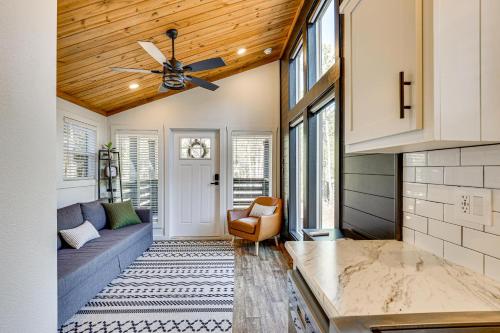 Fire Pit, Deck! Modern Tiny Home in Piney Woods in Linden (TX)