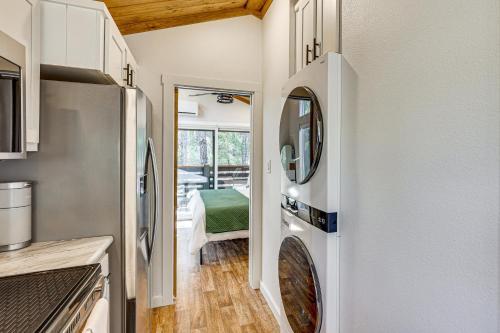 Fire Pit, Deck! Modern Tiny Home in Piney Woods in Linden (TX)